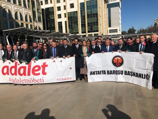 Adalet Nöbeti bu kez Uğur Mumcu anısına Antalya'da tutuldu