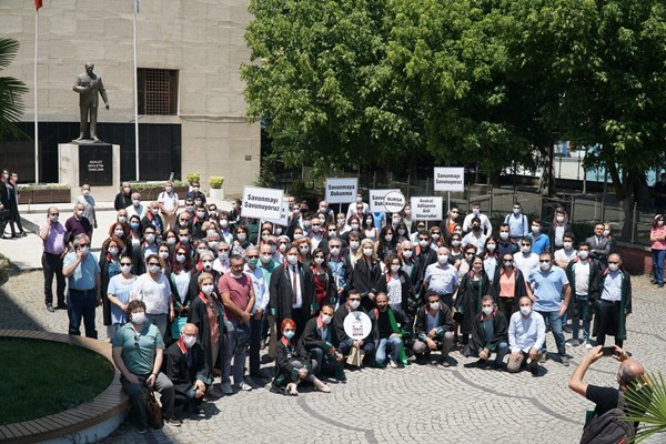 Bursa Barosu üyesi avukatlar eyleme devam ediyor