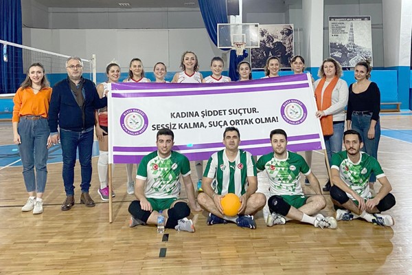 Kadın ve erkek voleybolcular farkındalık için maça çıktı