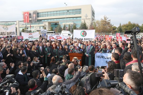 Baro başkanları Yargıtay'ın kapısına Anayasa bıraktı