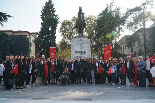 Bursa Barosu Cumhuriyet'i savunmaya devam ediyor!