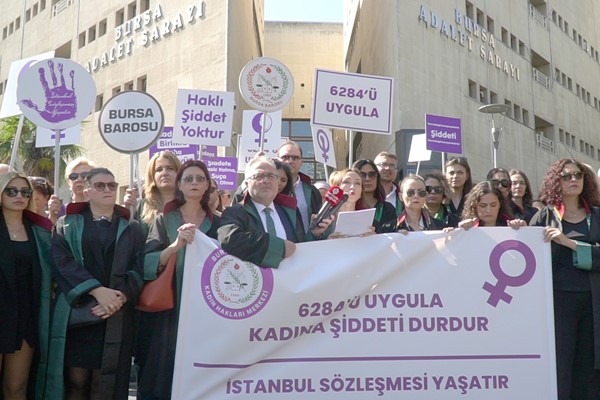 “Kadınları katleden erkeklerden de; failleri koruyup cesaretlendirenlerden de hesap soracağız”