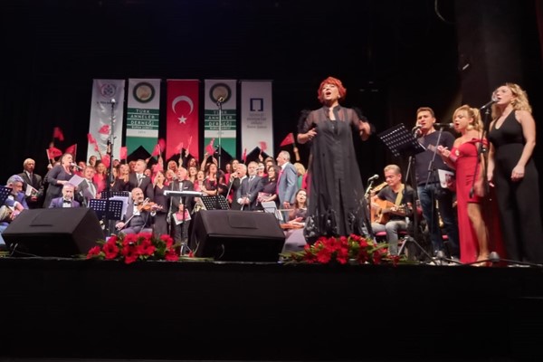 "Cumhuriyetimizin 101. Yılında 101 Çocuğun Elini Tut" konseri