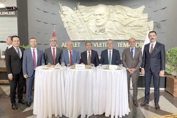 Adliyede bayramlaşma