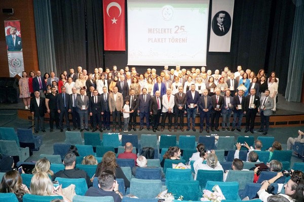 Bursa Barosu'ndan 25 yıllık avukatlara plaket