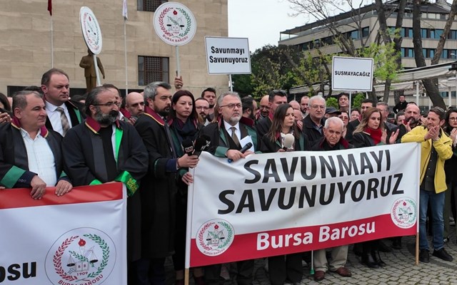 Hukuksuz gözaltılara adliye önünde protesto