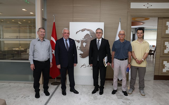 Bursa Barosu Çevre ve Kent Hukuku Komisyonu Nilüfer Belediyesi Başkanı Şadi Özdemir'i ziyaret etti.