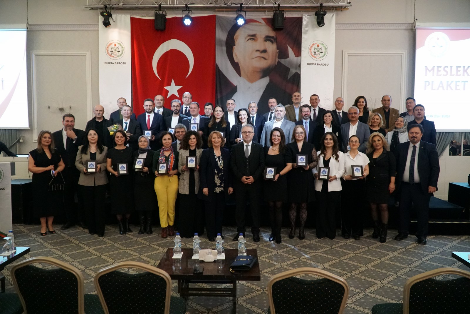 Bursa Barosu, meslekte 25 yılını dolduran avukatlara plaket verdi