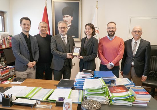 Tabip Odası'nın plaketi Öztosun'a teslim edildi