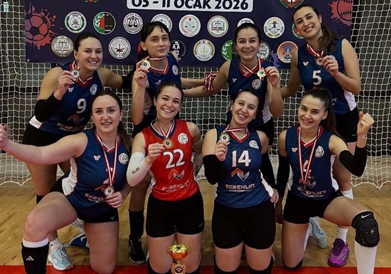 Bursa Barosu Kadın Voleybol Takımı Adana'dan üçüncülükle dönüyor