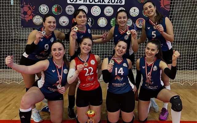 Bursa Barosu Kadın Voleybol Takımı Adana'dan üçüncülükle dönüyor