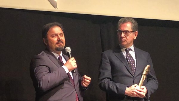 Bursa Barosu Başkanı Altun, Gazeteci Kadri Gürsel'in ÇGD Meslekte Dayanışma Ödülü'nü verdi