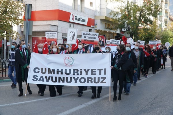Cumhuriyeti savunuyoruz! Bursa Barosu, Cumhuriyet yürüyüşü düzenledi
