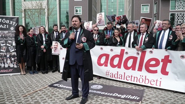 “Yarın adil yargılanmanın ışıklarını görelim nöbet tutmaktan hemen vazgeçeceğiz”