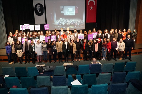Bursa Barosu'nun Güçlü Kadın Başarı Ödülü, Güllü'ye verildi