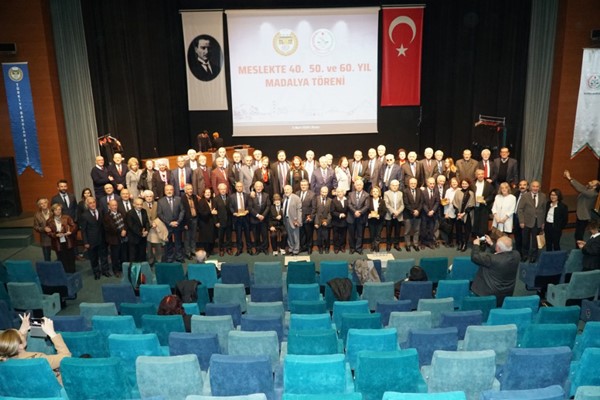TBB, 40, 50 ve 60 yıllık avukatlara madalya verdi