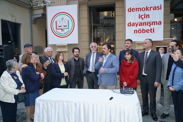 Gürkan Altun, İstanbul Barosu'nun Demokrasi Nöbeti'nde konuştu: Aynı mülki amir ve kurullarla seçim yapılırsa yine iptal edilir!