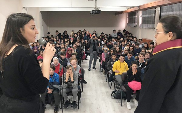Ortaokul öğrencilerine çocuk haklarını anlattılar