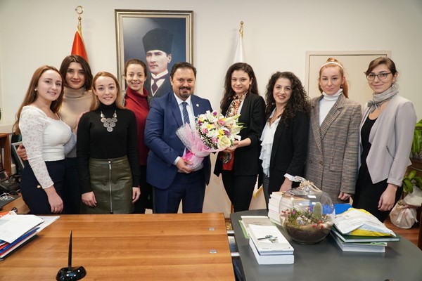 Altun'dan Bursa Barosu kadın voleybolcularına moral çiçeği